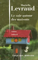 Le soir, autour des maisons