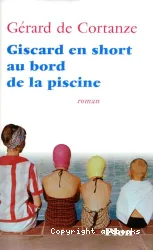 Giscard en short au bord de la piscine